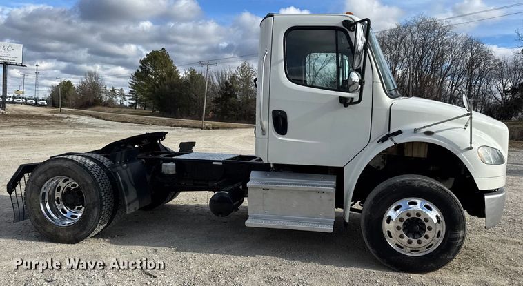 image for item EN0906 2015 Freightliner M2 semi truck