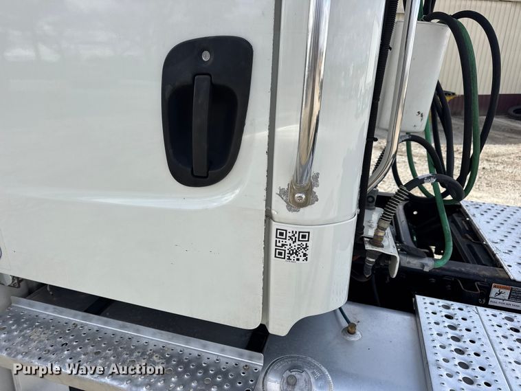 image for item EN0906 2015 Freightliner M2 semi truck