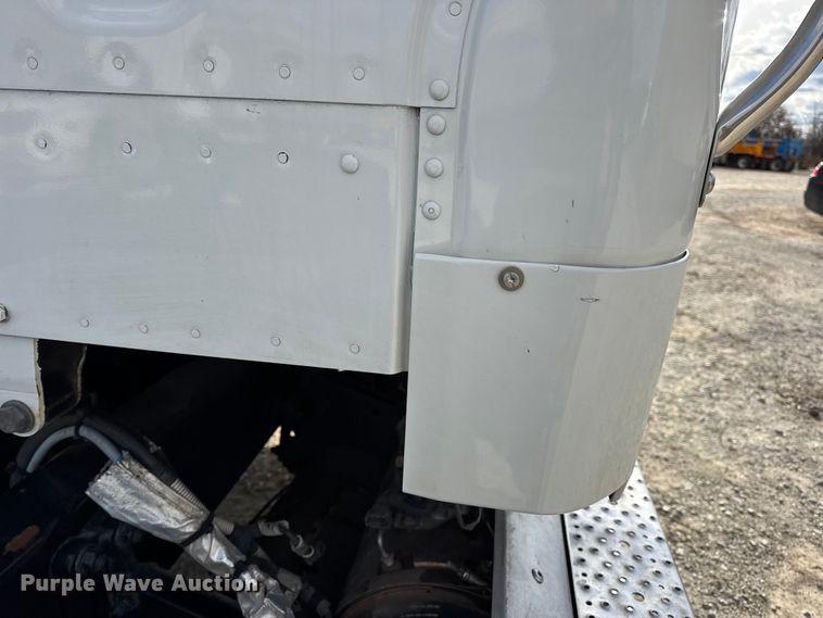 image for item EN0906 2015 Freightliner M2 semi truck