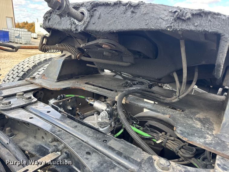 image for item EN0906 2015 Freightliner M2 semi truck