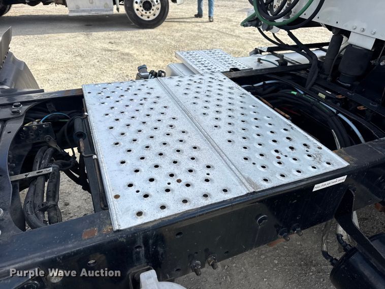 image for item EN0906 2015 Freightliner M2 semi truck