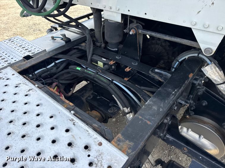 image for item EN0906 2015 Freightliner M2 semi truck