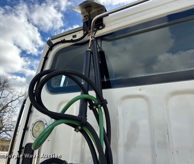 image for item EN0906 2015 Freightliner M2 semi truck