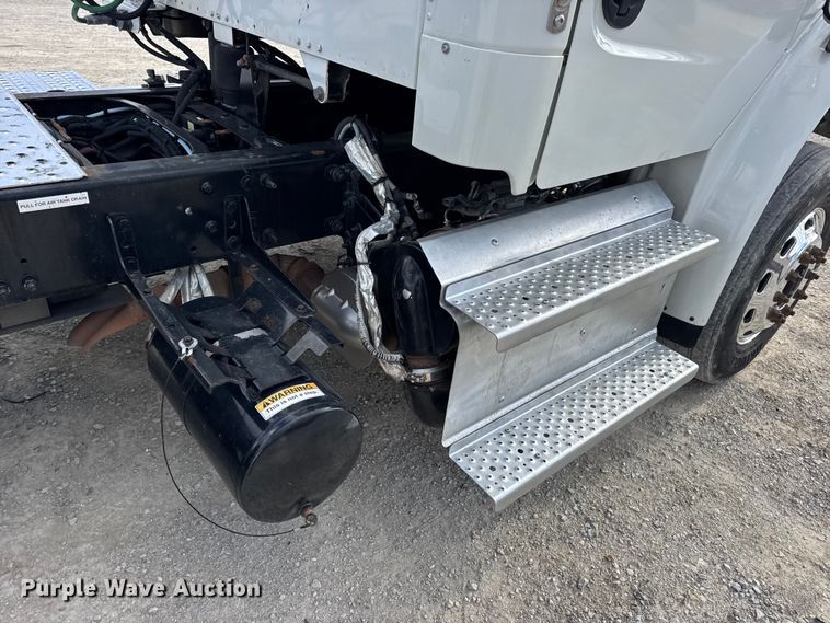 image for item EN0906 2015 Freightliner M2 semi truck
