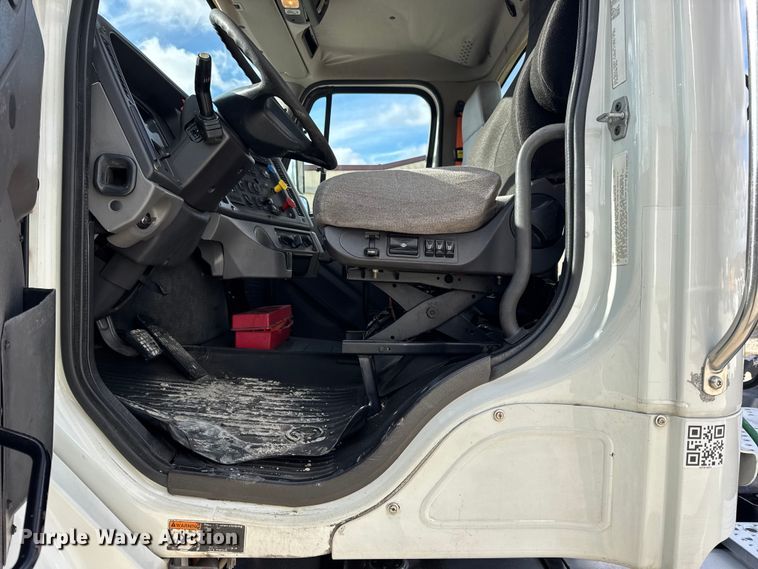 image for item EN0906 2015 Freightliner M2 semi truck