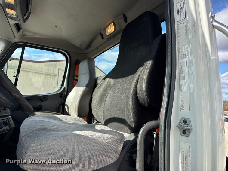 image for item EN0906 2015 Freightliner M2 semi truck