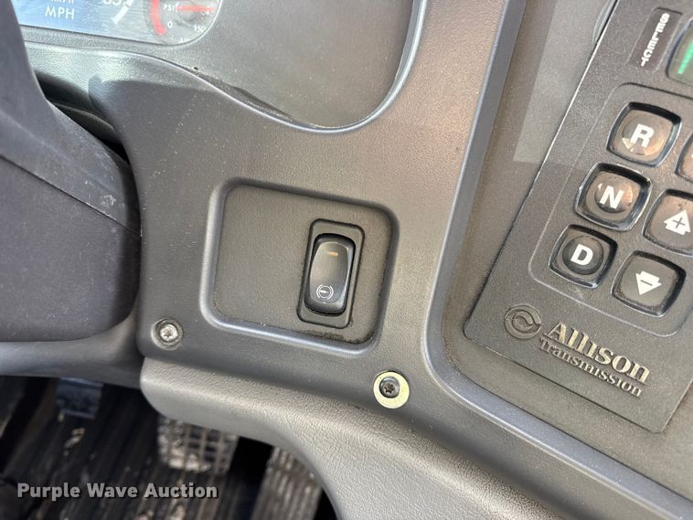 image for item EN0906 2015 Freightliner M2 semi truck