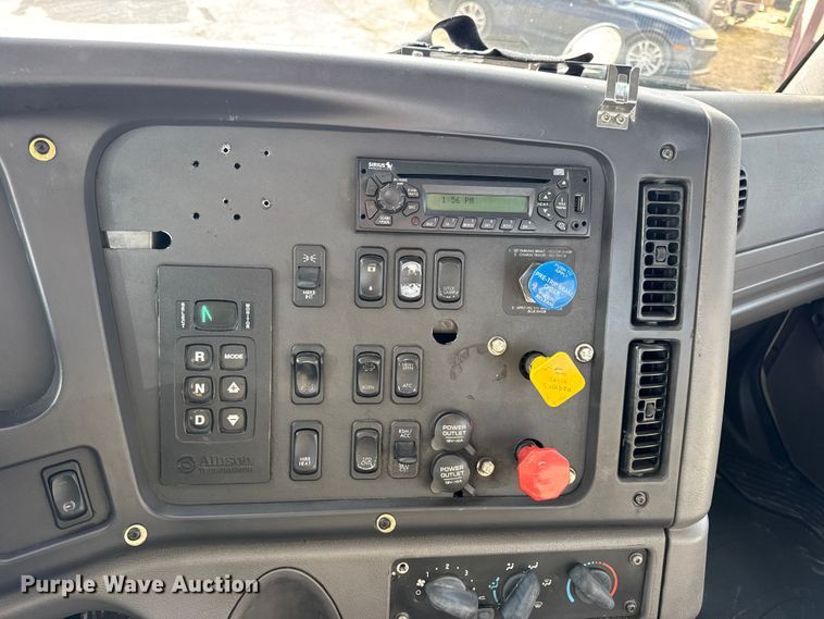 image for item EN0906 2015 Freightliner M2 semi truck