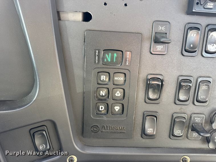 image for item EN0906 2015 Freightliner M2 semi truck