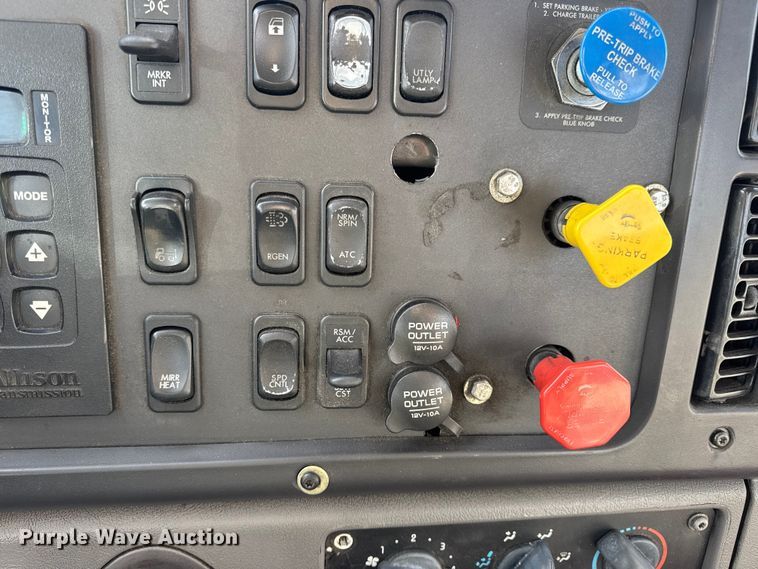 image for item EN0906 2015 Freightliner M2 semi truck