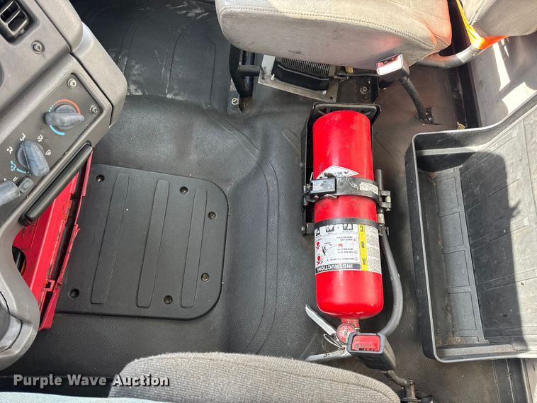 image for item EN0906 2015 Freightliner M2 semi truck