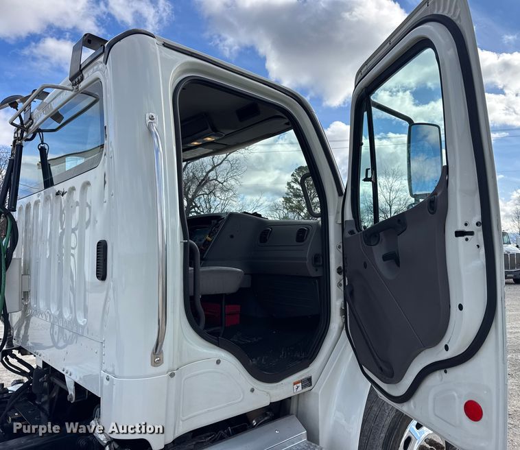 image for item EN0906 2015 Freightliner M2 semi truck