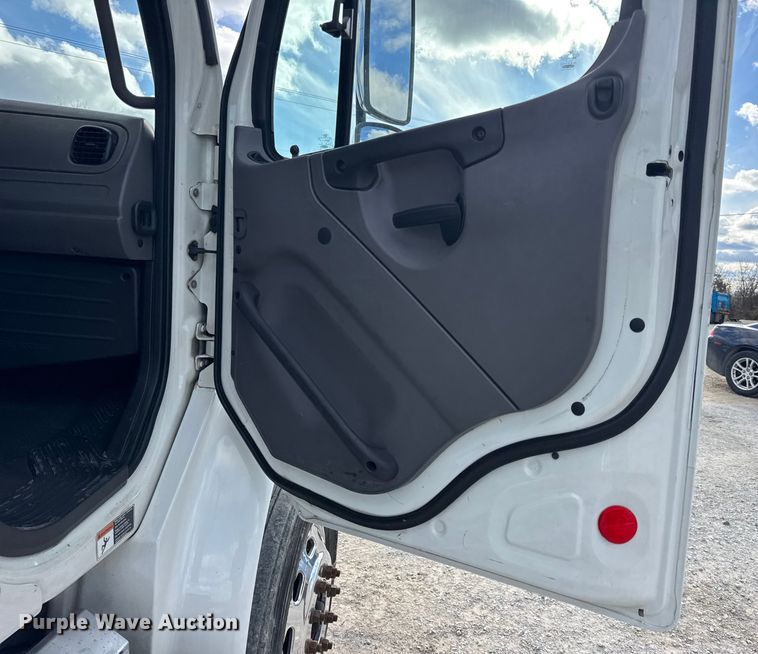 image for item EN0906 2015 Freightliner M2 semi truck