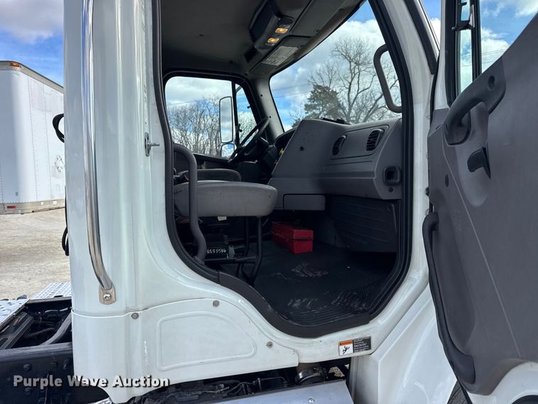 image for item EN0906 2015 Freightliner M2 semi truck