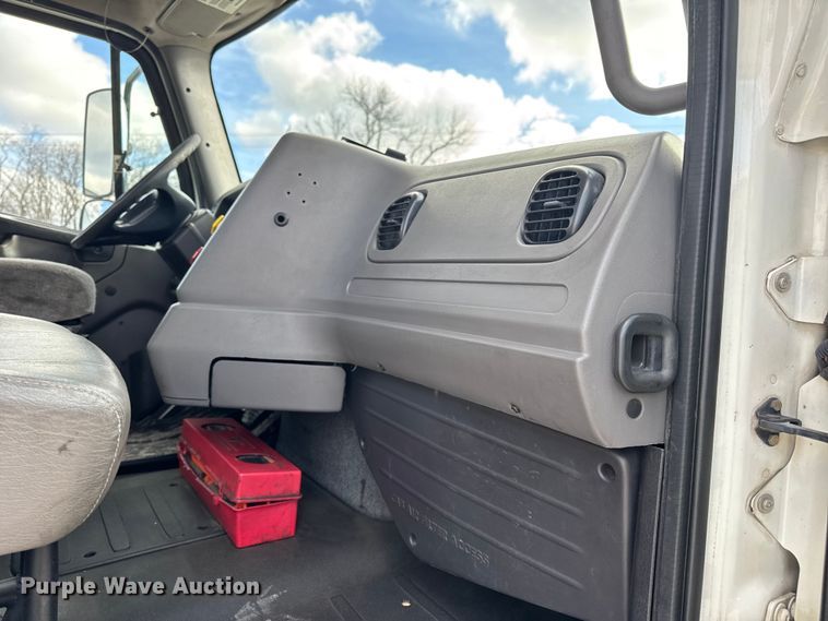 image for item EN0906 2015 Freightliner M2 semi truck