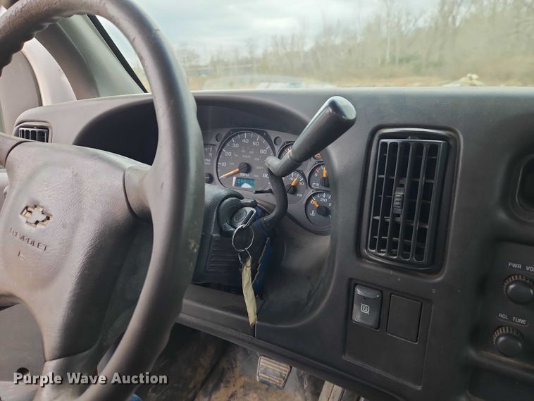 image for item EO4930 2003 Chevrolet C4500 flatbed truck