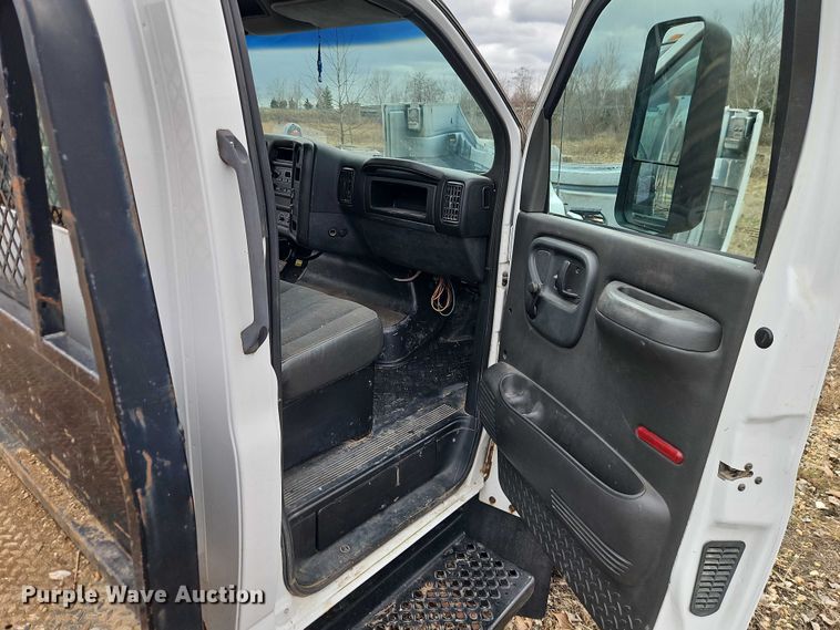 image for item EO4930 2003 Chevrolet C4500 flatbed truck