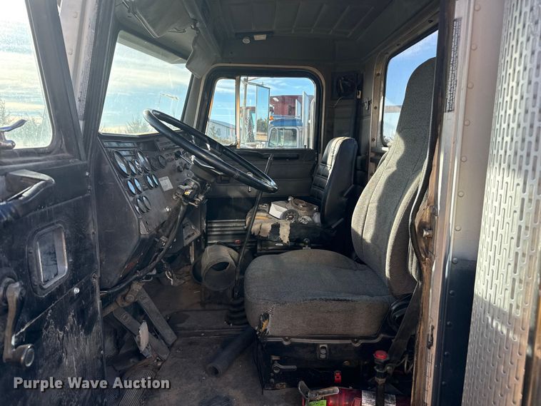 image for item EP2711 1989 Peterbilt 379 semi truck