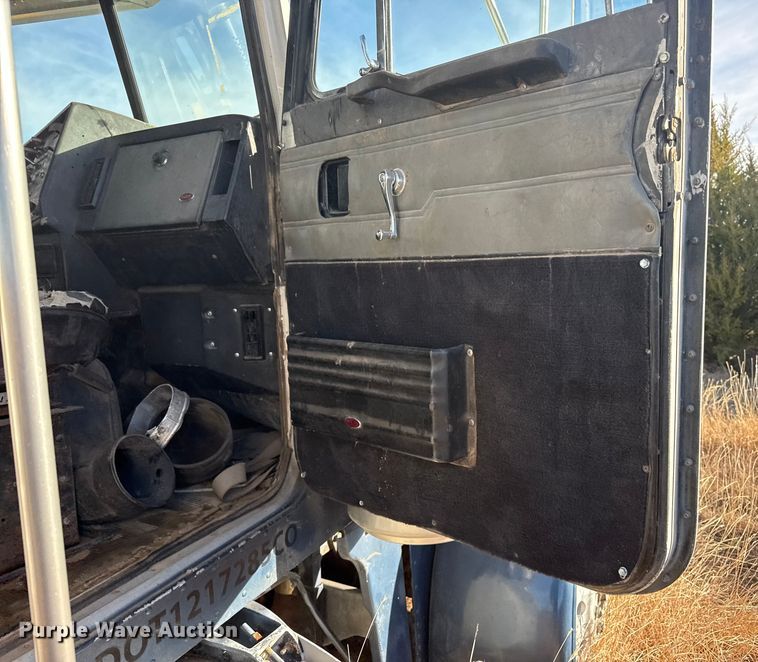 image for item EP2711 1989 Peterbilt 379 semi truck