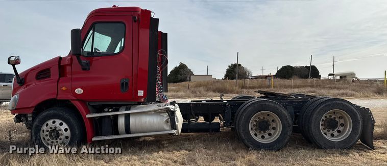image for item EP2849 2015 Freightliner Cascadia semi truck