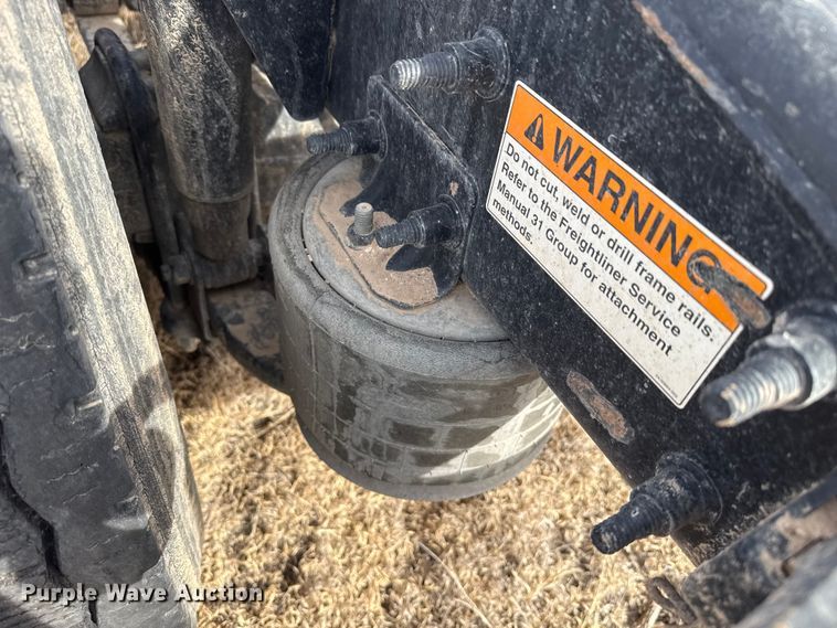 image for item EP2849 2015 Freightliner Cascadia semi truck