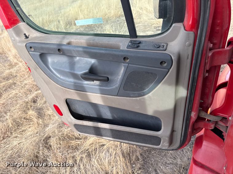 image for item EP2849 2015 Freightliner Cascadia semi truck