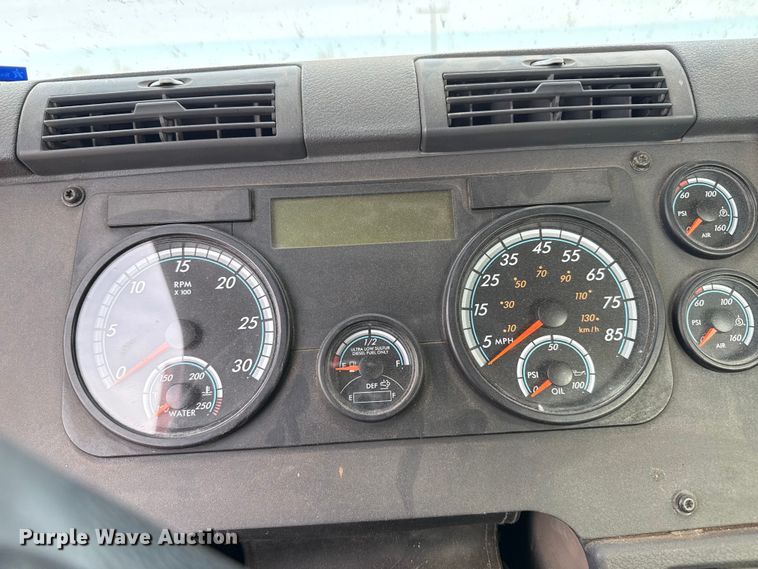 image for item EP2849 2015 Freightliner Cascadia semi truck