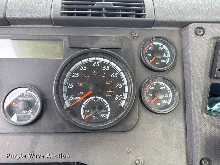 image for item EP2849 2015 Freightliner Cascadia semi truck