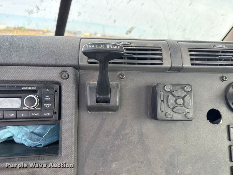 image for item EP2849 2015 Freightliner Cascadia semi truck