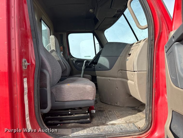 image for item EP2849 2015 Freightliner Cascadia semi truck