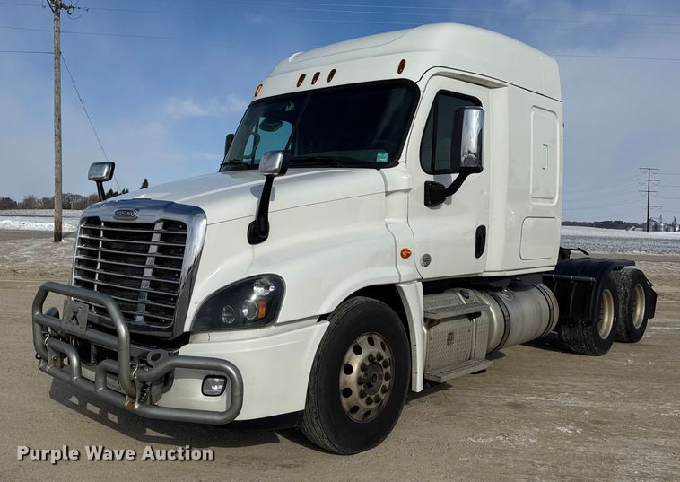 image for item ER0391 2015 Freightliner Cascadia semi truck