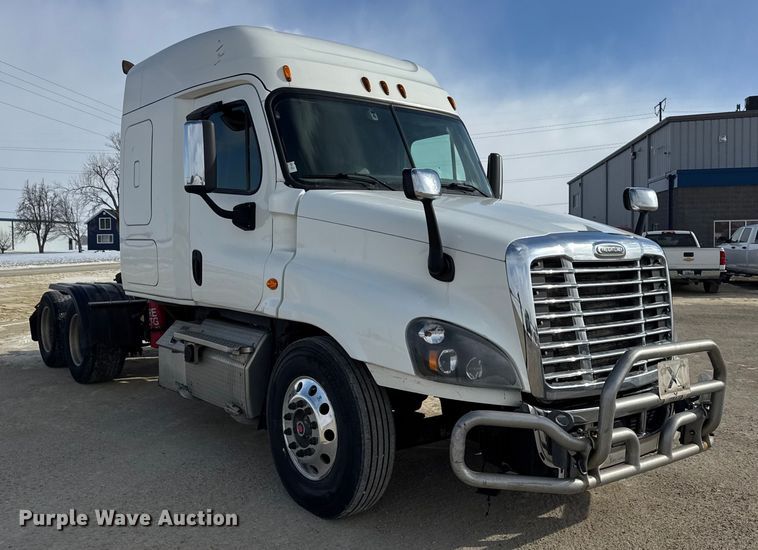image for item ER0391 2015 Freightliner Cascadia semi truck
