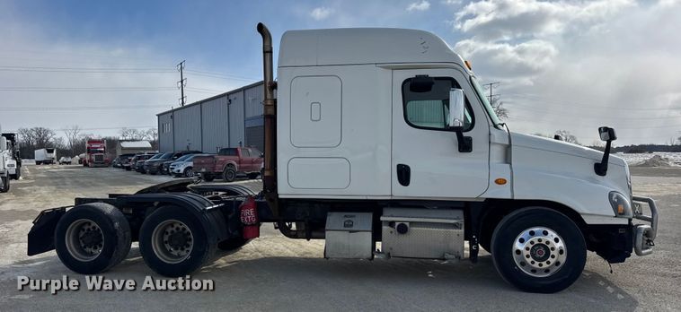 image for item ER0391 2015 Freightliner Cascadia semi truck