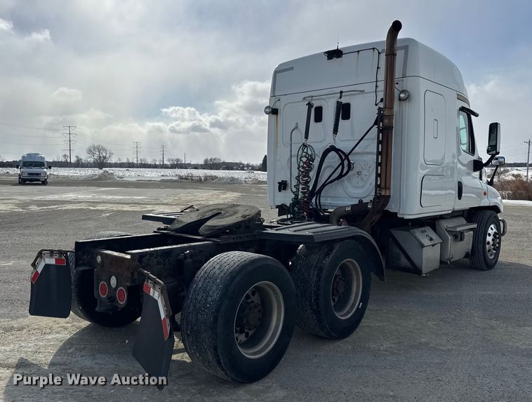 image for item ER0391 2015 Freightliner Cascadia semi truck