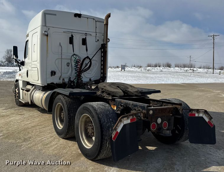 image for item ER0391 2015 Freightliner Cascadia semi truck