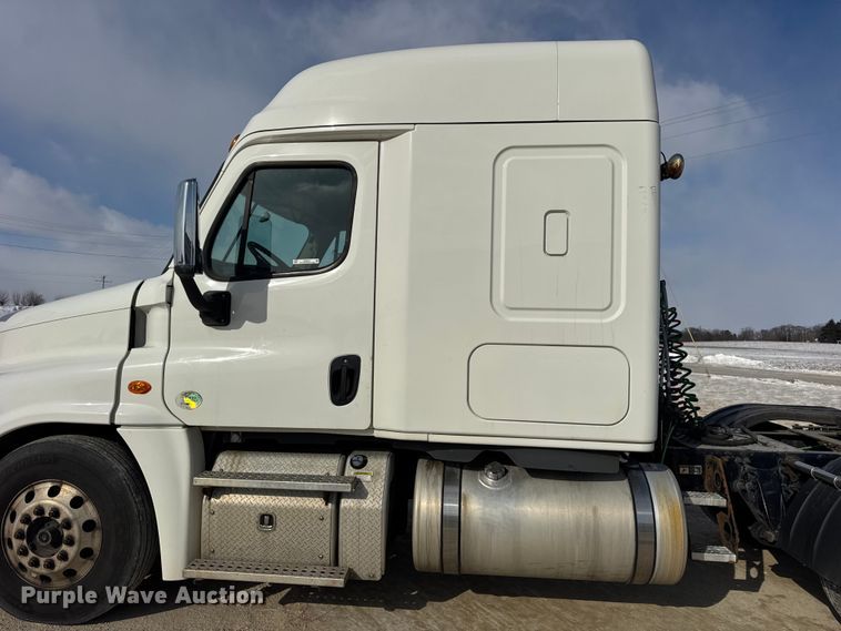 image for item ER0391 2015 Freightliner Cascadia semi truck