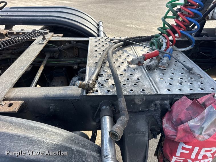 image for item ER0391 2015 Freightliner Cascadia semi truck