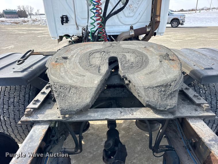 image for item ER0391 2015 Freightliner Cascadia semi truck