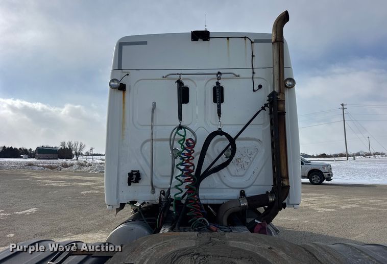 image for item ER0391 2015 Freightliner Cascadia semi truck