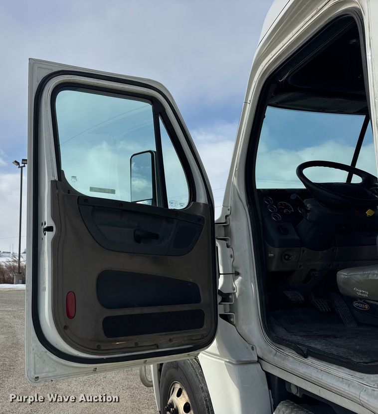 image for item ER0391 2015 Freightliner Cascadia semi truck