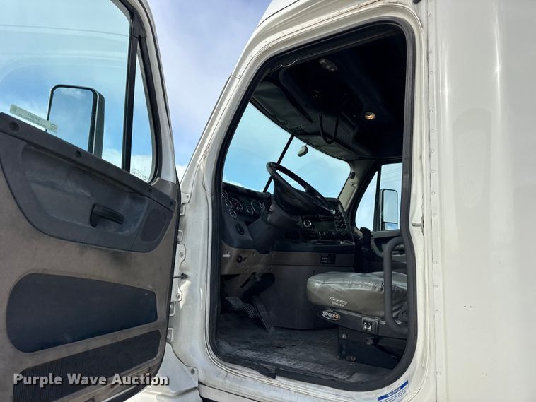 image for item ER0391 2015 Freightliner Cascadia semi truck