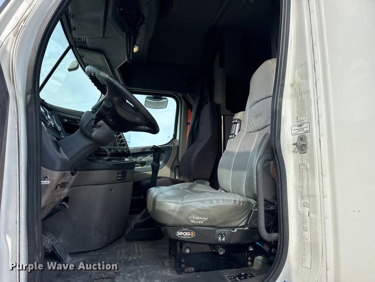 image for item ER0391 2015 Freightliner Cascadia semi truck