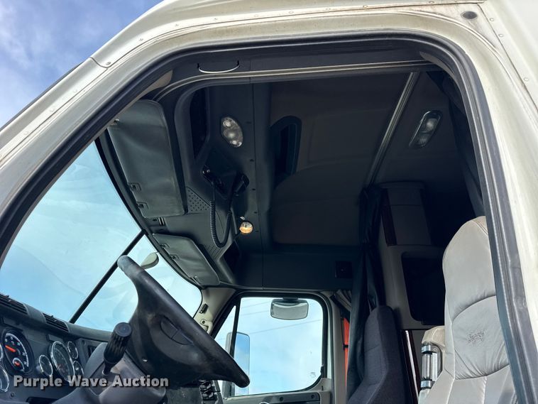 image for item ER0391 2015 Freightliner Cascadia semi truck