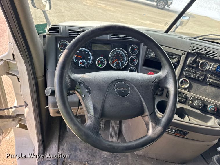 image for item ER0391 2015 Freightliner Cascadia semi truck