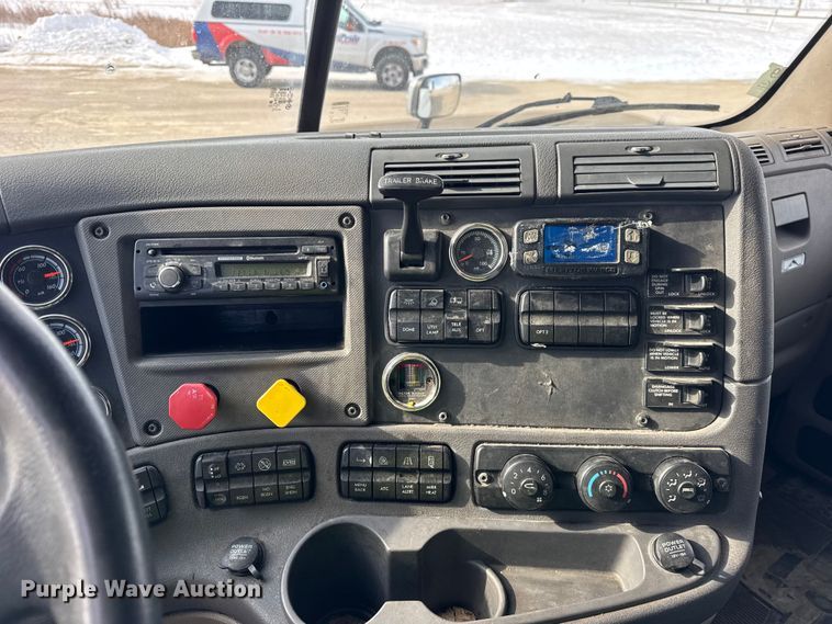 image for item ER0391 2015 Freightliner Cascadia semi truck