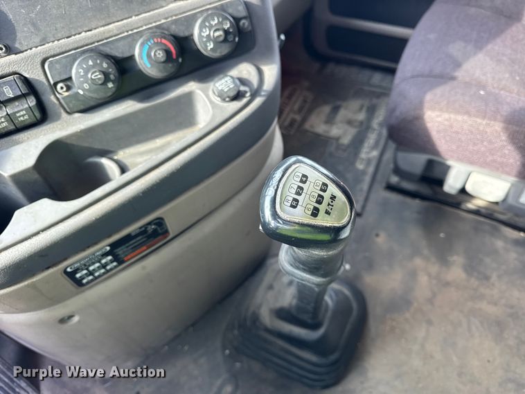 image for item ER0391 2015 Freightliner Cascadia semi truck