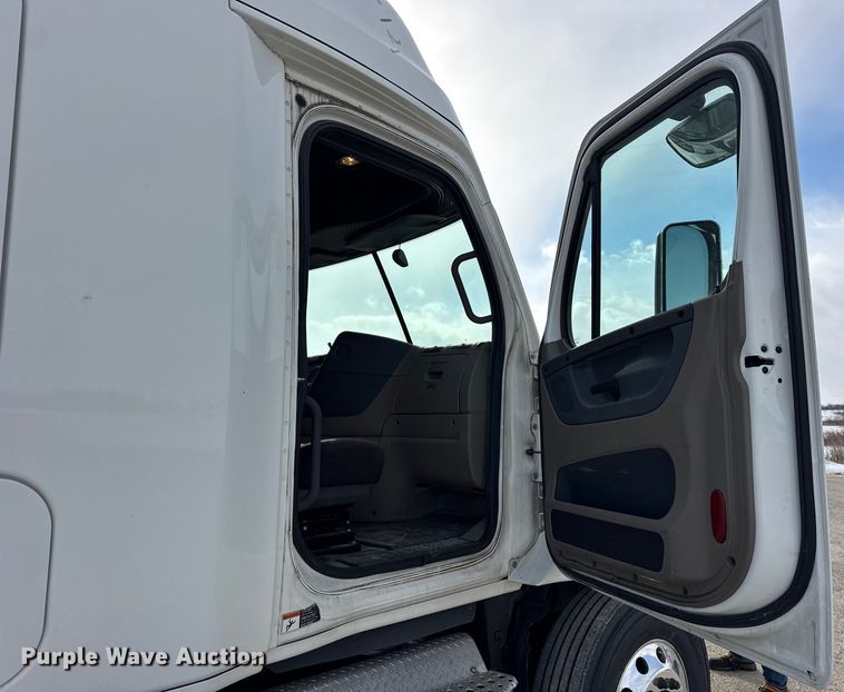 image for item ER0391 2015 Freightliner Cascadia semi truck