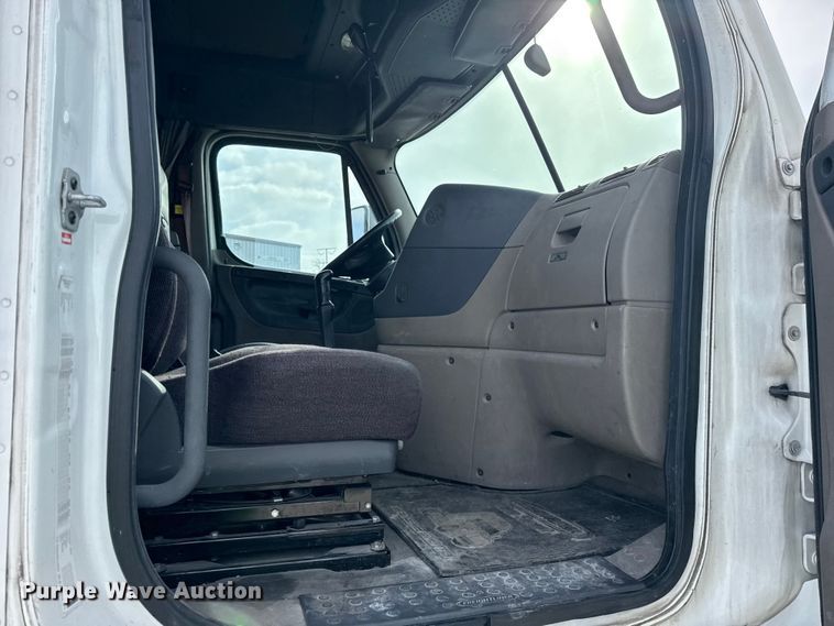 image for item ER0391 2015 Freightliner Cascadia semi truck