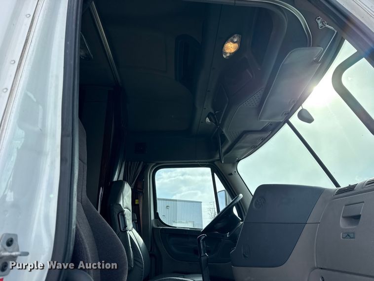 image for item ER0391 2015 Freightliner Cascadia semi truck