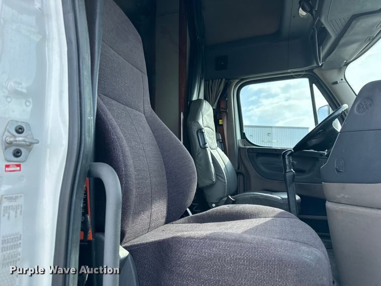 image for item ER0391 2015 Freightliner Cascadia semi truck